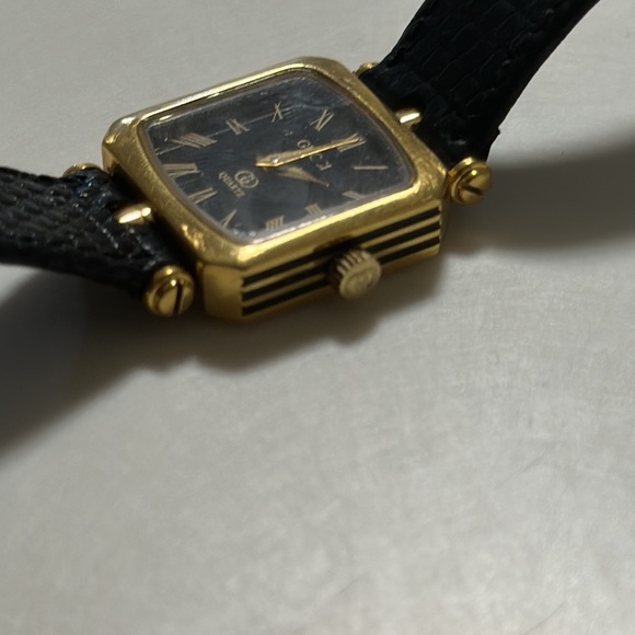 LAST CALL Vintage Gucci Gold Square Stack Black Dial Quartz Watch - Picture 10 of 12